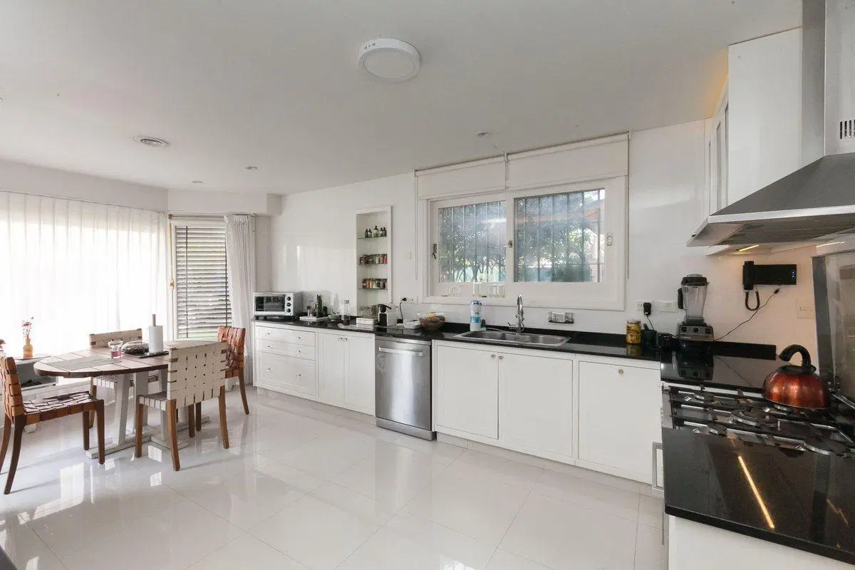 CASA EN LAS LOMAS DE SAN ISIDRO , EXCELENTE ESTADO 3
