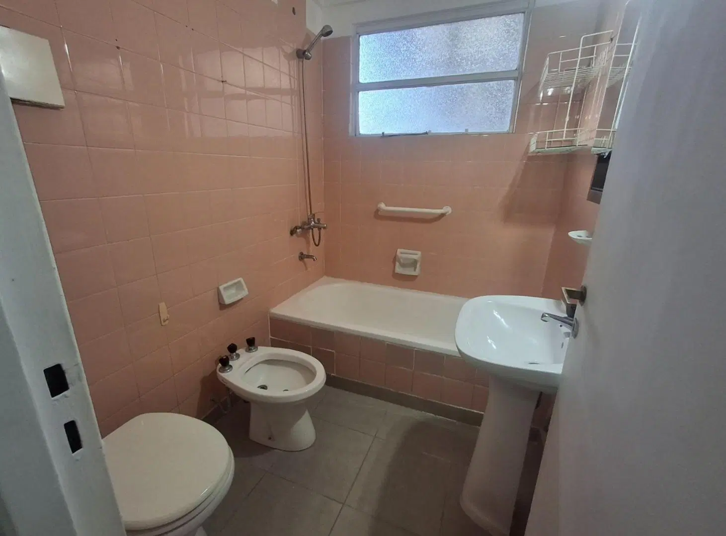 VENDE 3 amb con balcón al frente Flores 4