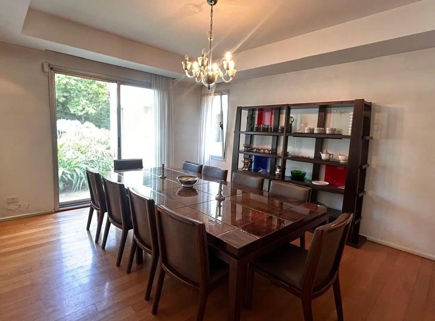 Vende casa Lomas de San Isidro 1928m 5 dorm pileta 5