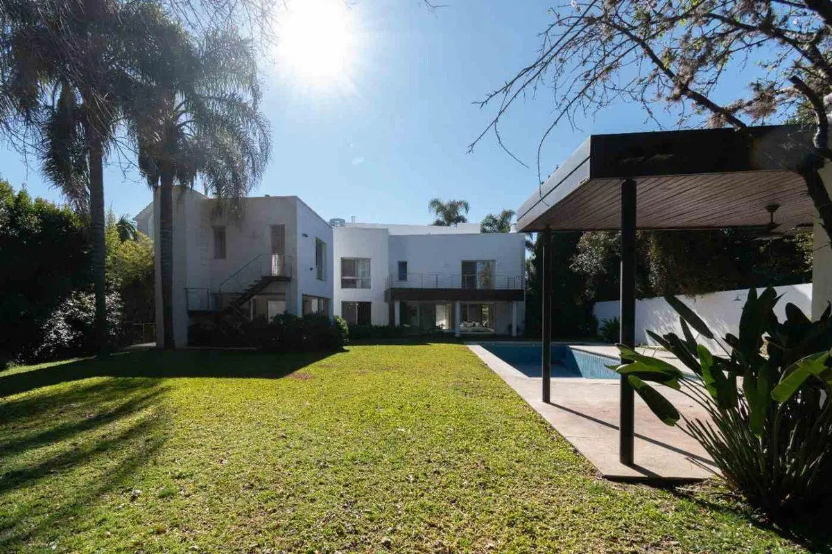 Vende casa Lomas de San Isidro 1928m 5 dorm pileta 4