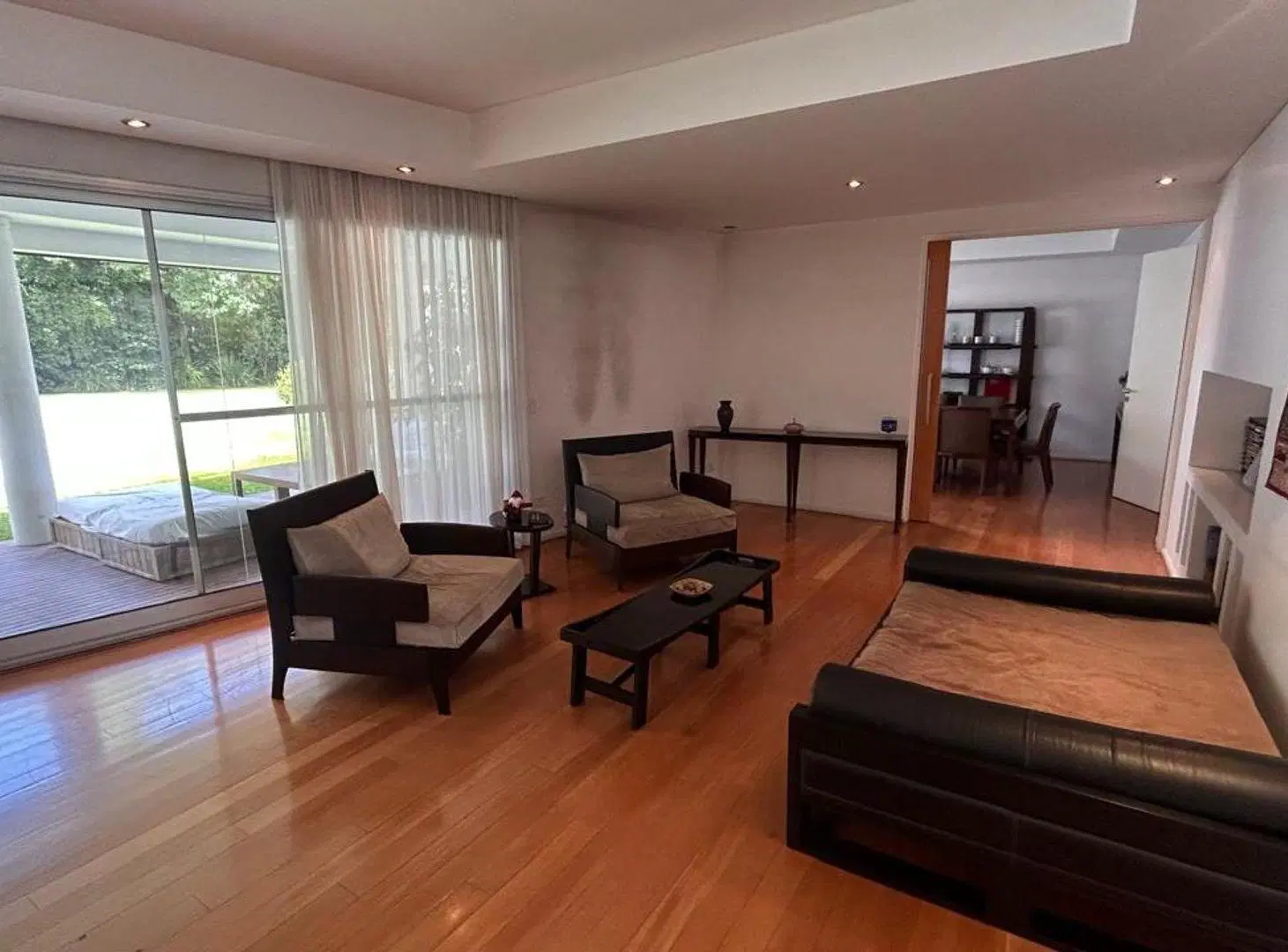 Vende casa Lomas de San Isidro 1928m 5 dorm pileta 2