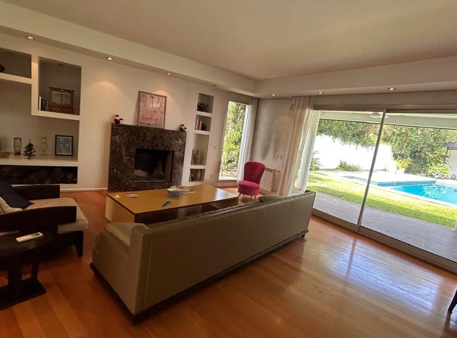 Vende casa Lomas de San Isidro 1928m 5 dorm pileta 8