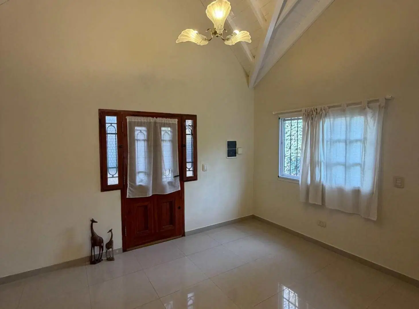 EXCELENTE CASA  EN PARQUE LELOIR ALQUILER ANUAL 4