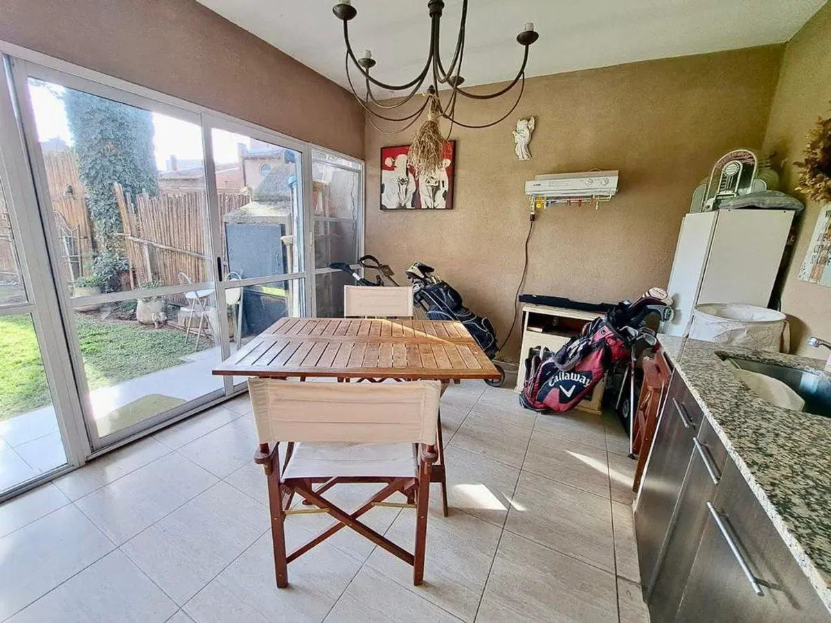 CASA EN VENTA CON PILETA EN BELLA VISTA 4