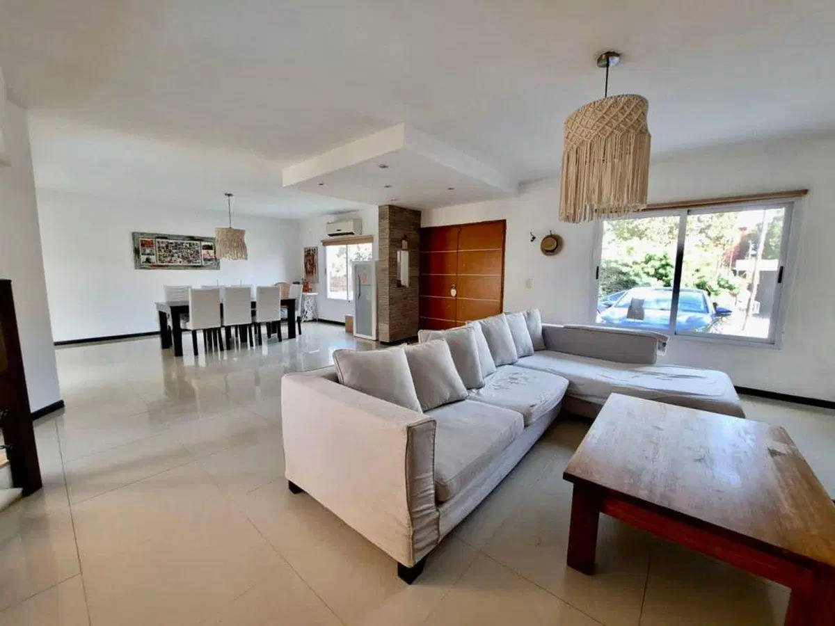 CASA EN VENTA CON PILETA EN BELLA VISTA 2
