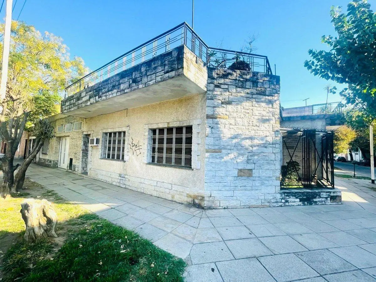 VENTA DE CASA 5 DORMITORIOS EN CIUDADELA 8