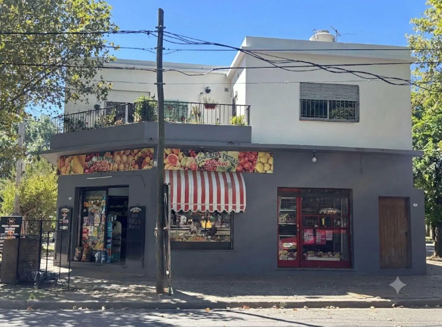Esquina en Venta en Bella Vista Casa + 2 locales. 2