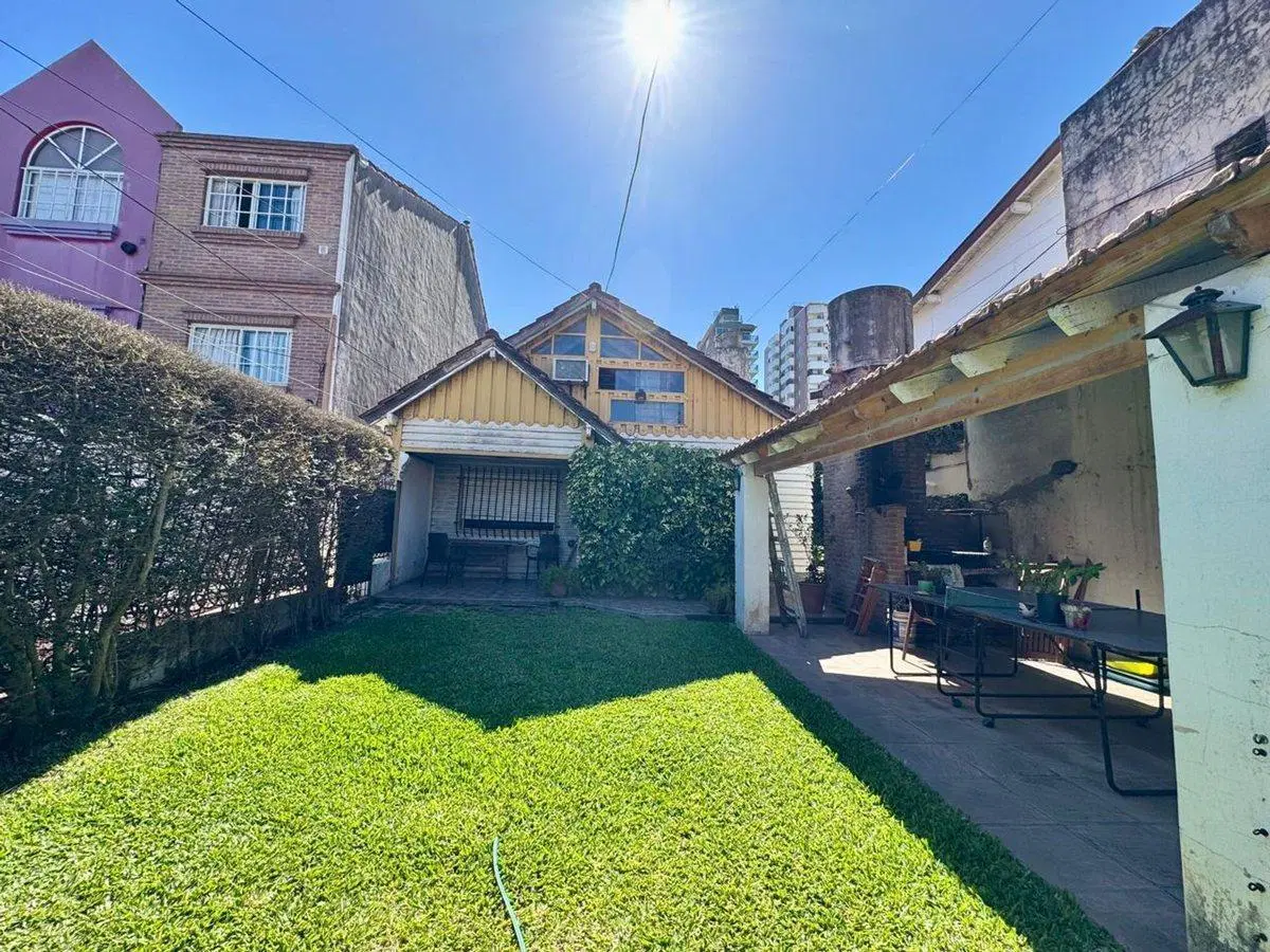 CASA/PH al frente Olivos con cochera para reciclar 5