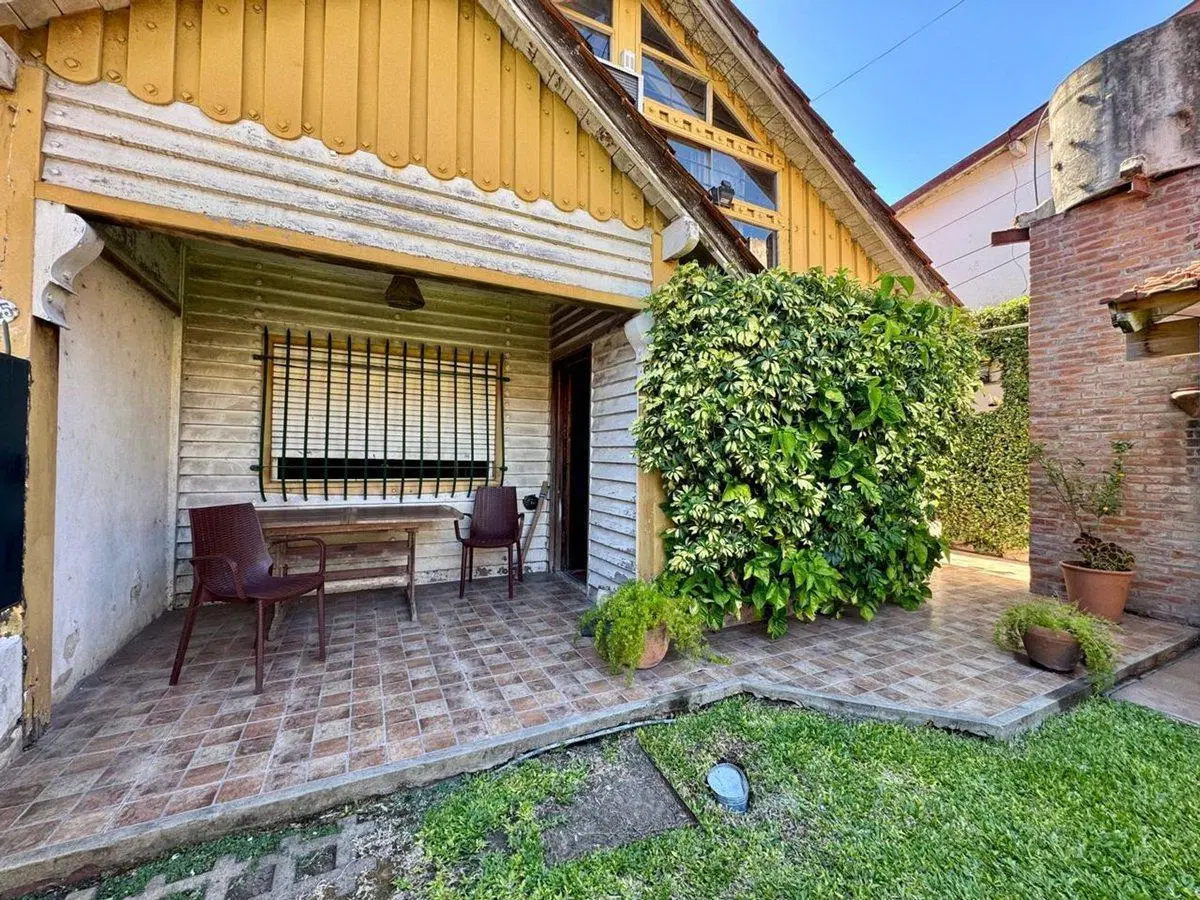 CASA/PH al frente Olivos con cochera para reciclar 2