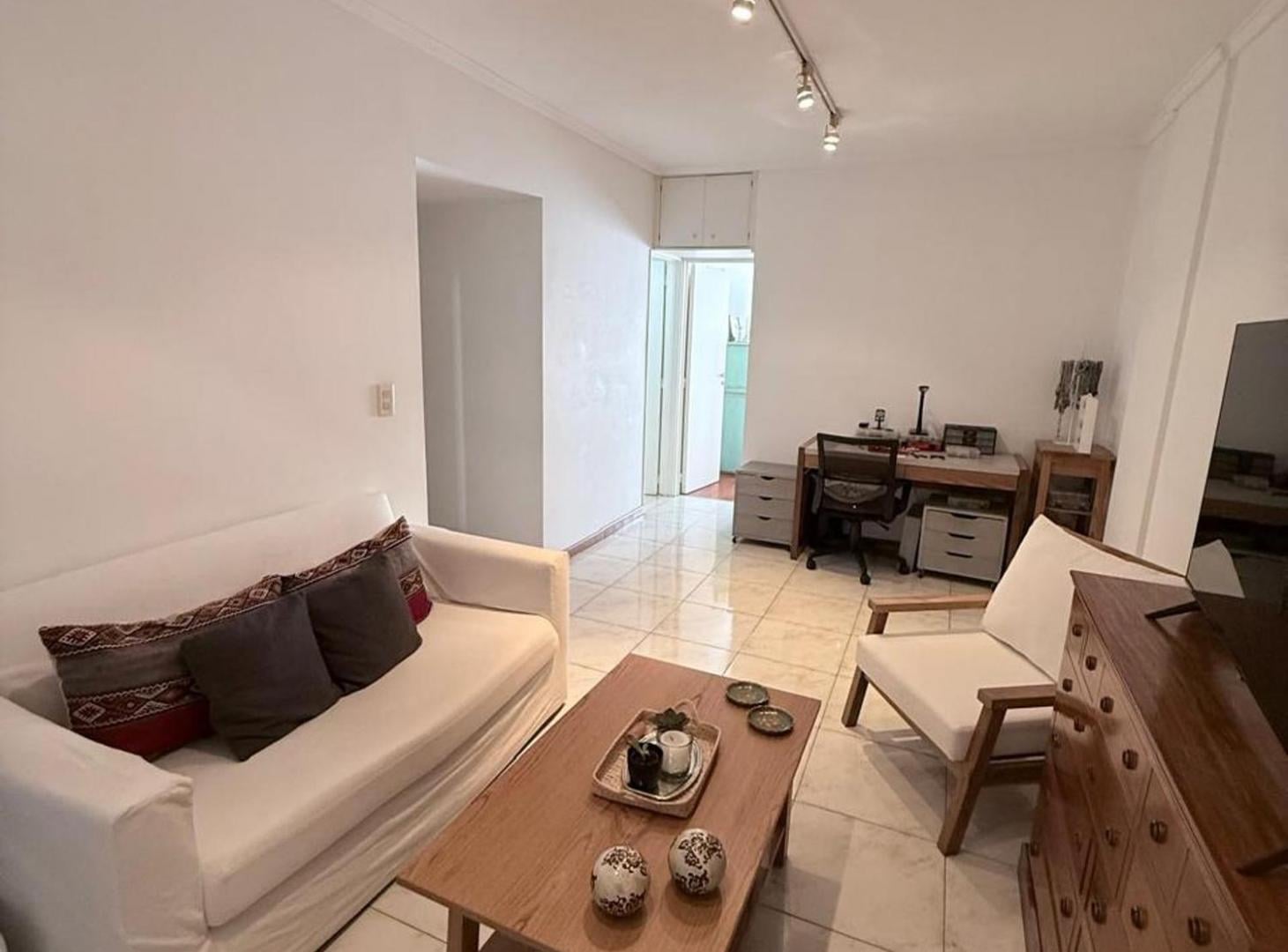 Foto de VENTA 2 AMBIENTES DORM CON BALCON COCHERA FIJA, imagen 2