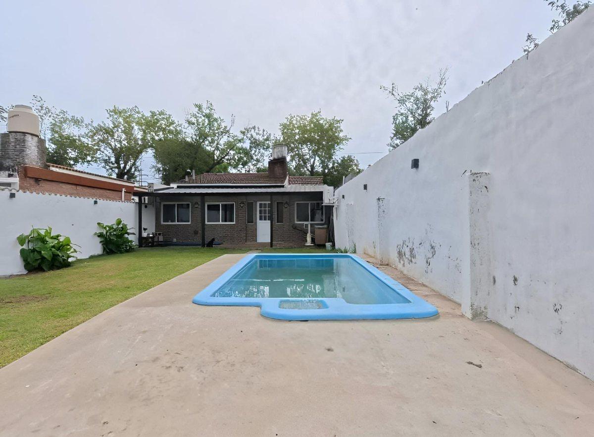 Foto de CASA 4 AMB EN VENTA EN VICTORIA, JARDIN Y PILETA, imagen 3