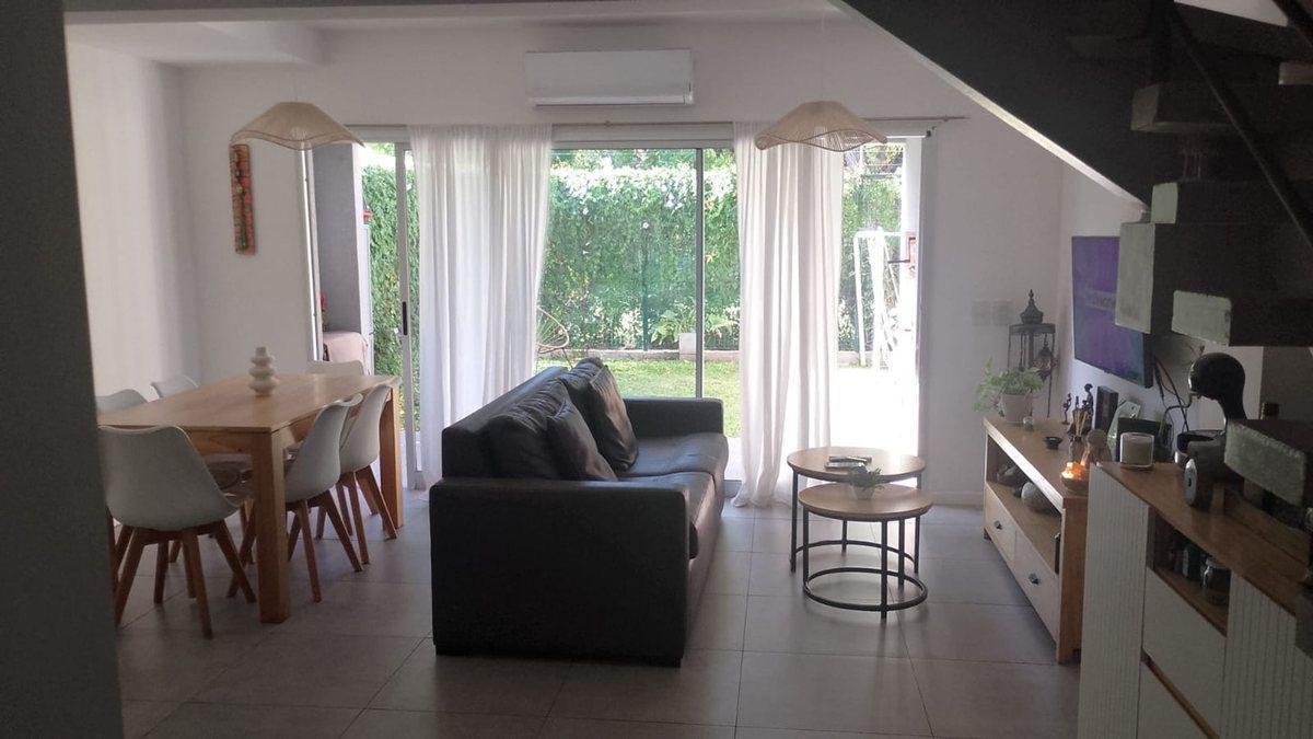 Foto de VENTA CASA TRIPLEX 5 AMB. C/ 2 COCHERAS Y JARDIN, imagen 2