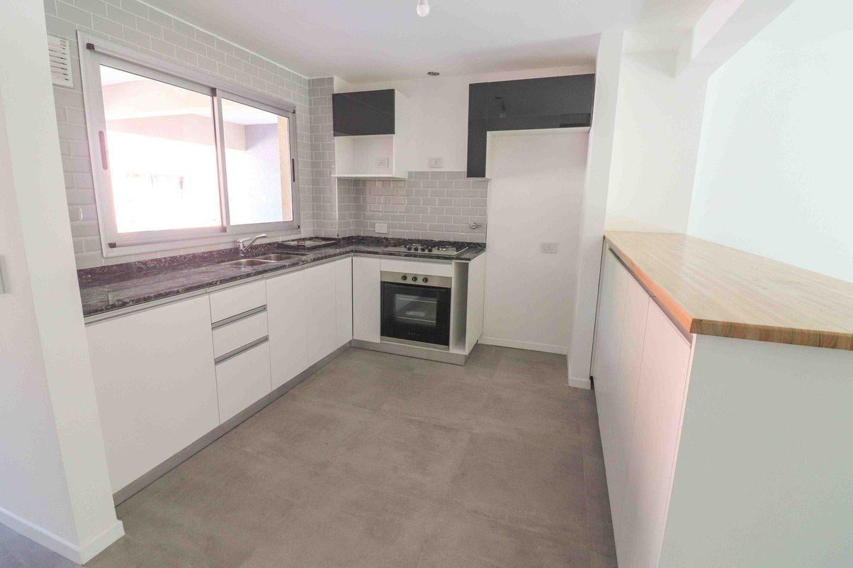 Foto de VENTA CASA TRIPLEX 5 AMB. C/ 2 COCHERAS Y JARDIN, imagen 4