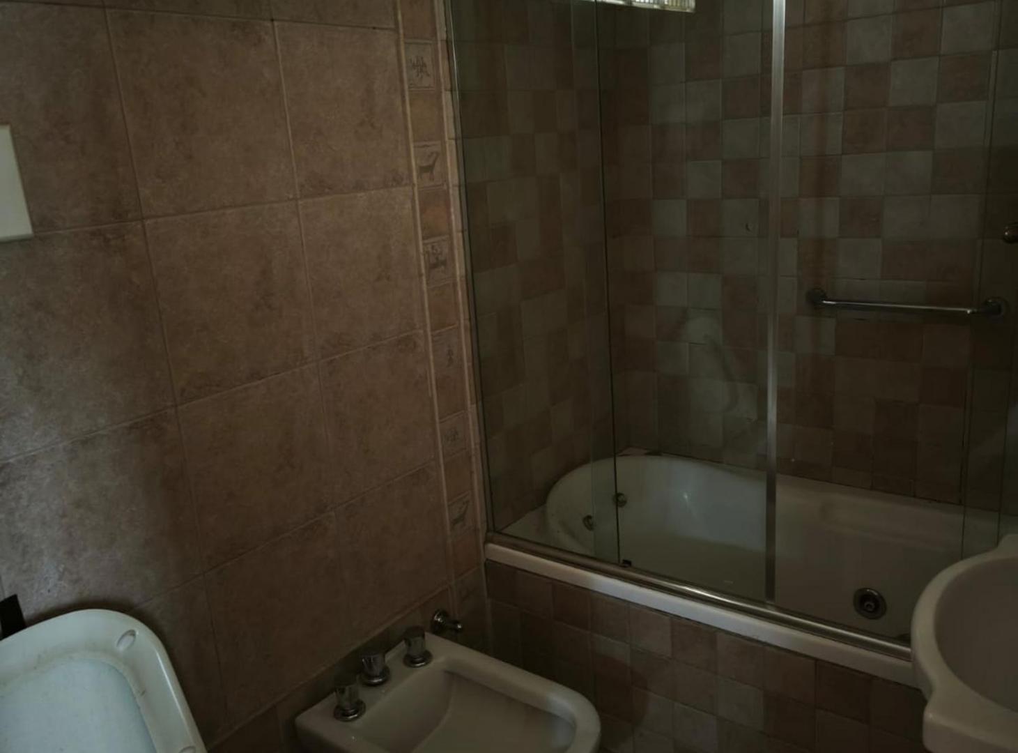 Foto de Casa de 5 ambientes con jardín, pileta y quincho, imagen 2