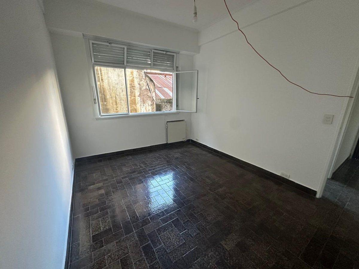 Foto de VENTA DEPTO 3 DORM / DEPENDENCIA EN ONCE (CABA), imagen 2