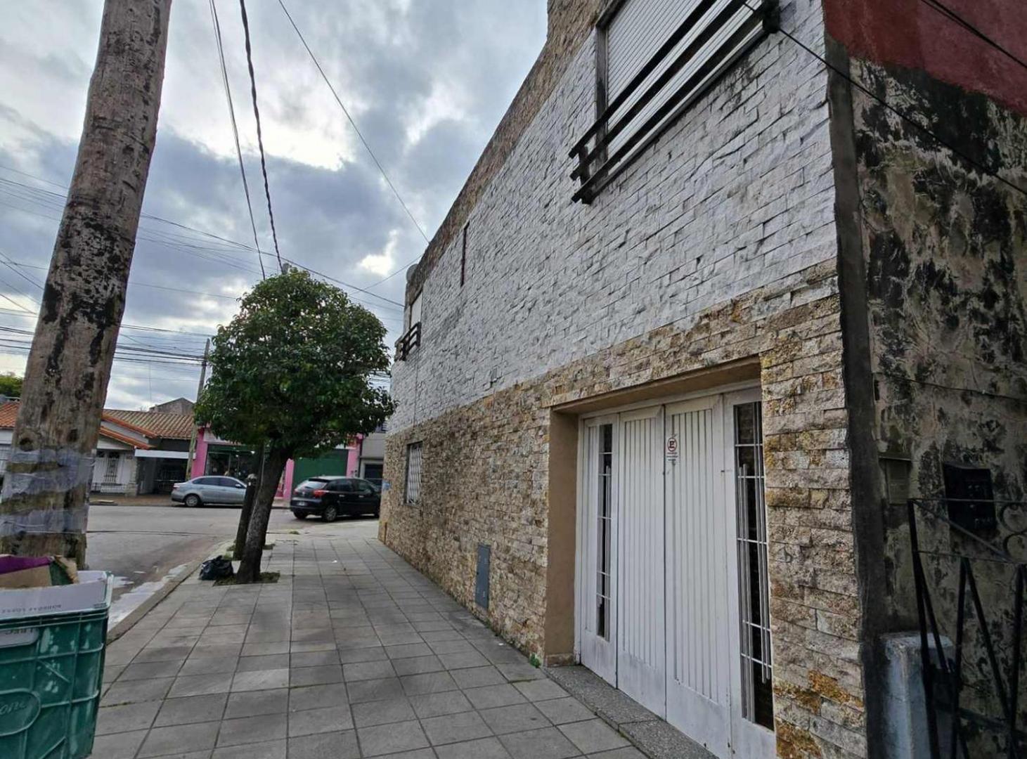 Foto de CASA 4 AMBIENTES VENTA LANÚS TERRAZA Y COCHERA, imagen 4