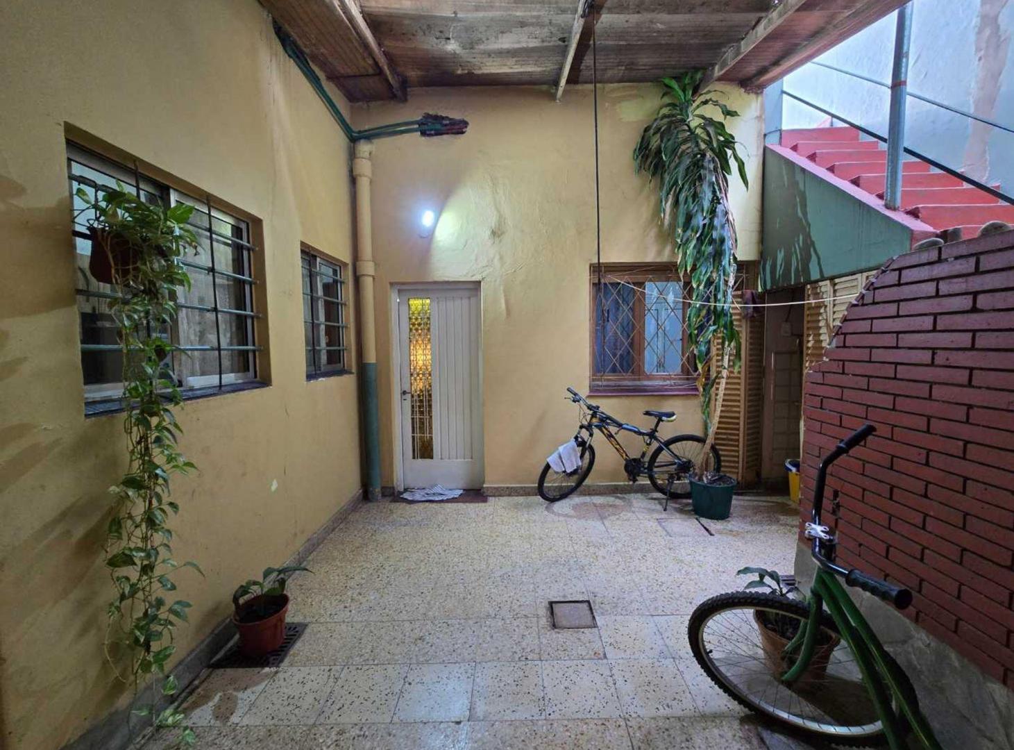 Foto de CASA 4 AMBIENTES VENTA LANÚS TERRAZA Y COCHERA, imagen 3