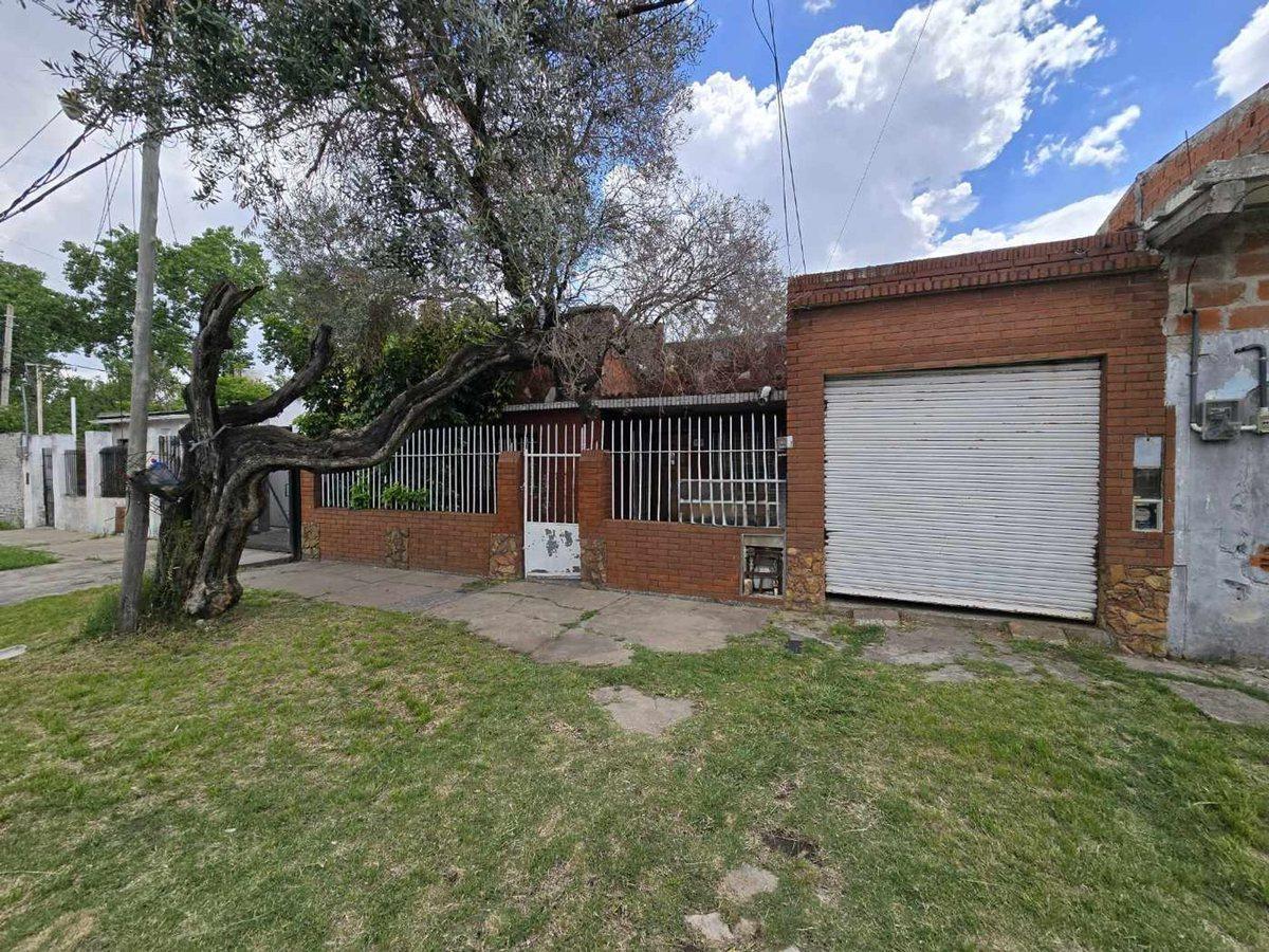 Foto de CASA 3 AMBIENTES EN VENTA EN LANÚS JARDIN COCHERA, imagen 2
