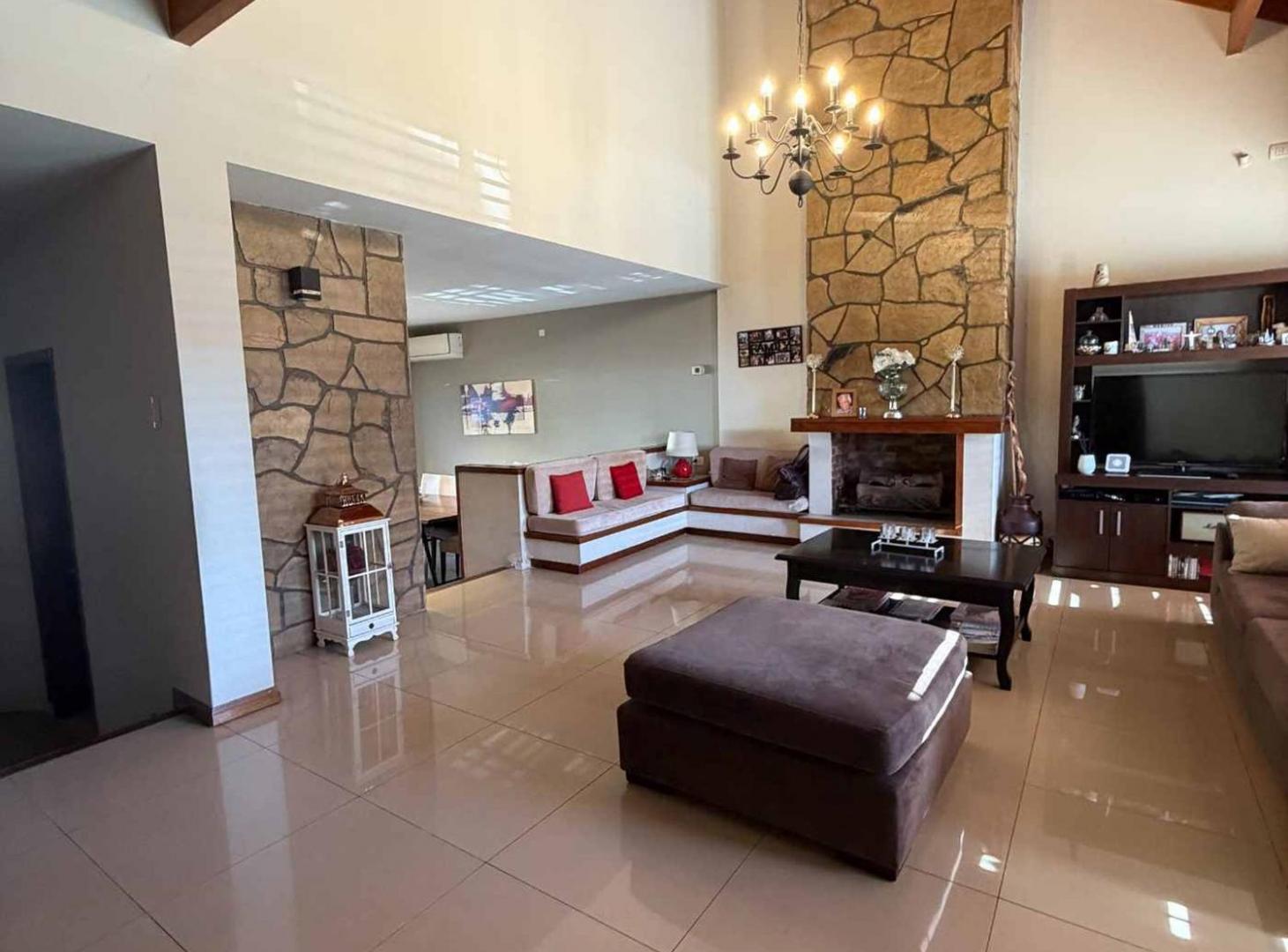 Foto de VENTA EXCLENTE CASA CON PARQ Y PISCINA RAMOS MEJIA, imagen 2