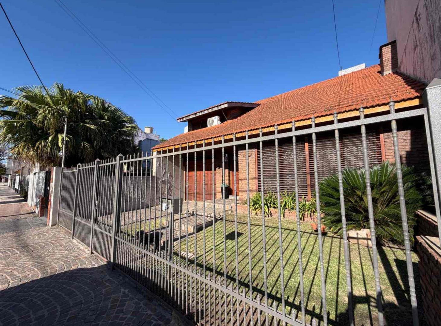 Foto de VENTA EXCLENTE CASA CON PARQ Y PISCINA RAMOS MEJIA, imagen 1