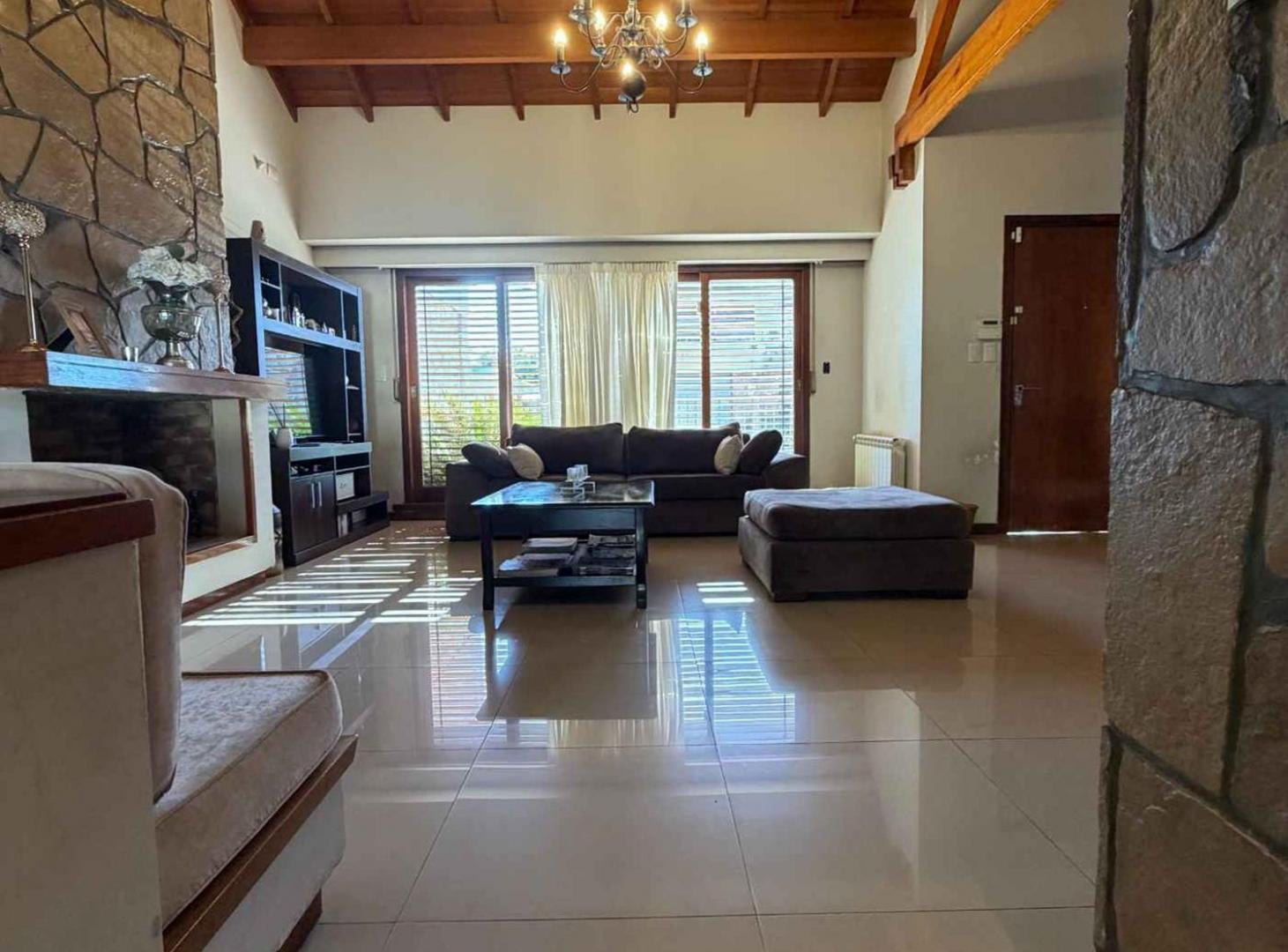 Foto de VENTA EXCLENTE CASA CON PARQ Y PISCINA RAMOS MEJIA, imagen 5