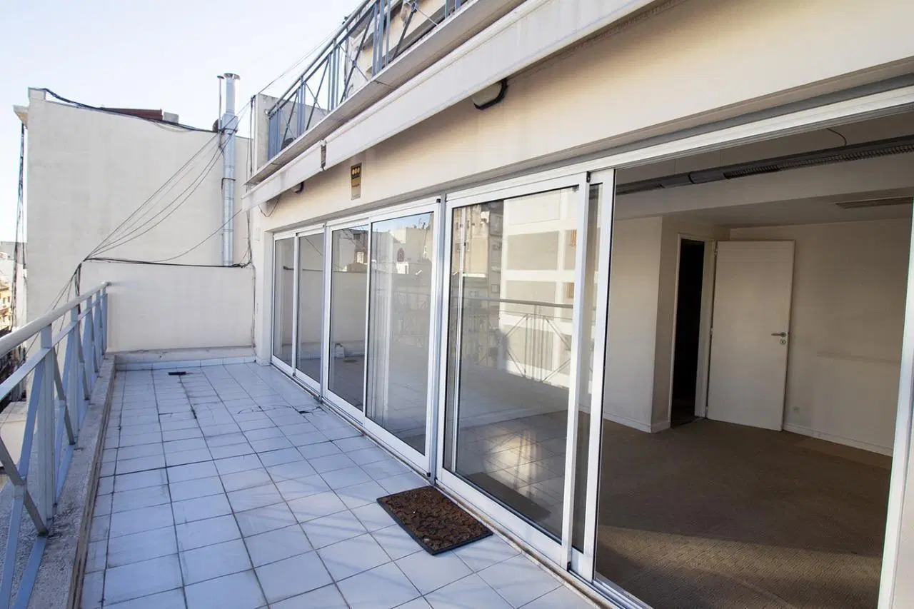 Oficina/ Consultorio/ Co-Working 7 ambientes con Cochera 2