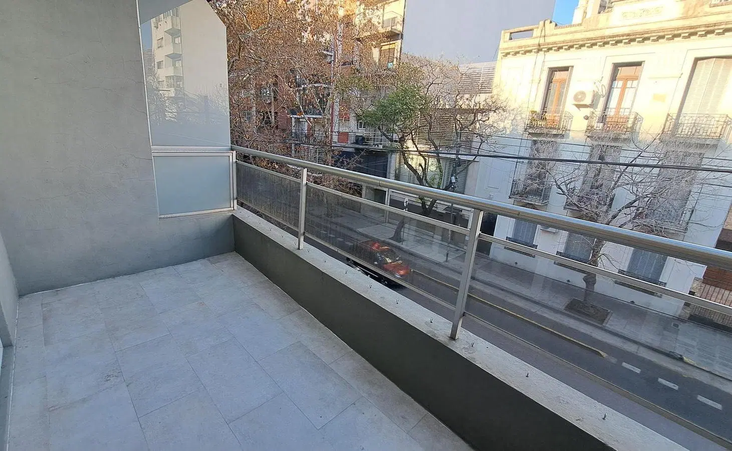 Monoambiente muy luminoso con balcón al frente 4