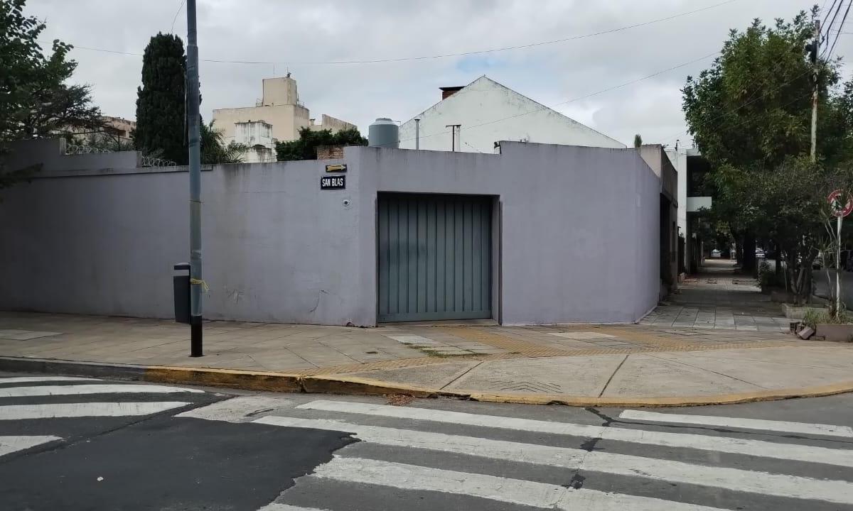 Venta de Casa con 7 Cocheras 2