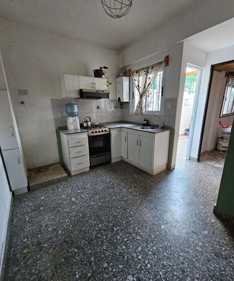 Depto 2 Amb, 1 Piso por Escalera. Patio C/lavadero. Placard. Luminoso. Reafacc. Buena Ubic. 1