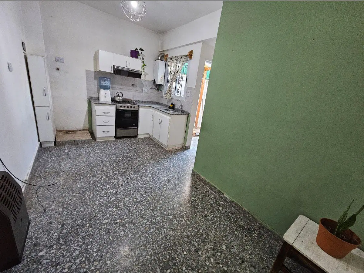 Depto 2 Amb, 1 Piso por Escalera. Patio C/lavadero. Placard. Luminoso. Reafacc. Buena Ubic. 3