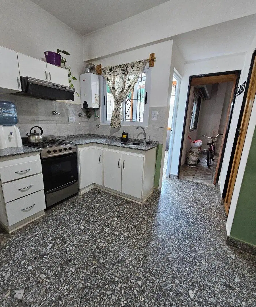 Depto 2 Amb, 1 Piso por Escalera. Patio C/lavadero. Placard. Luminoso. Reafacc. Buena Ubic. 2