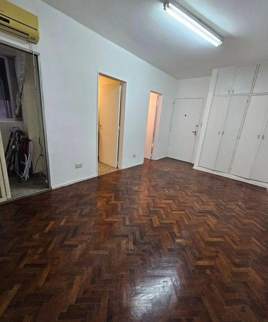 Dpto monoambiente con balcón semi piso excelente ubicación 5