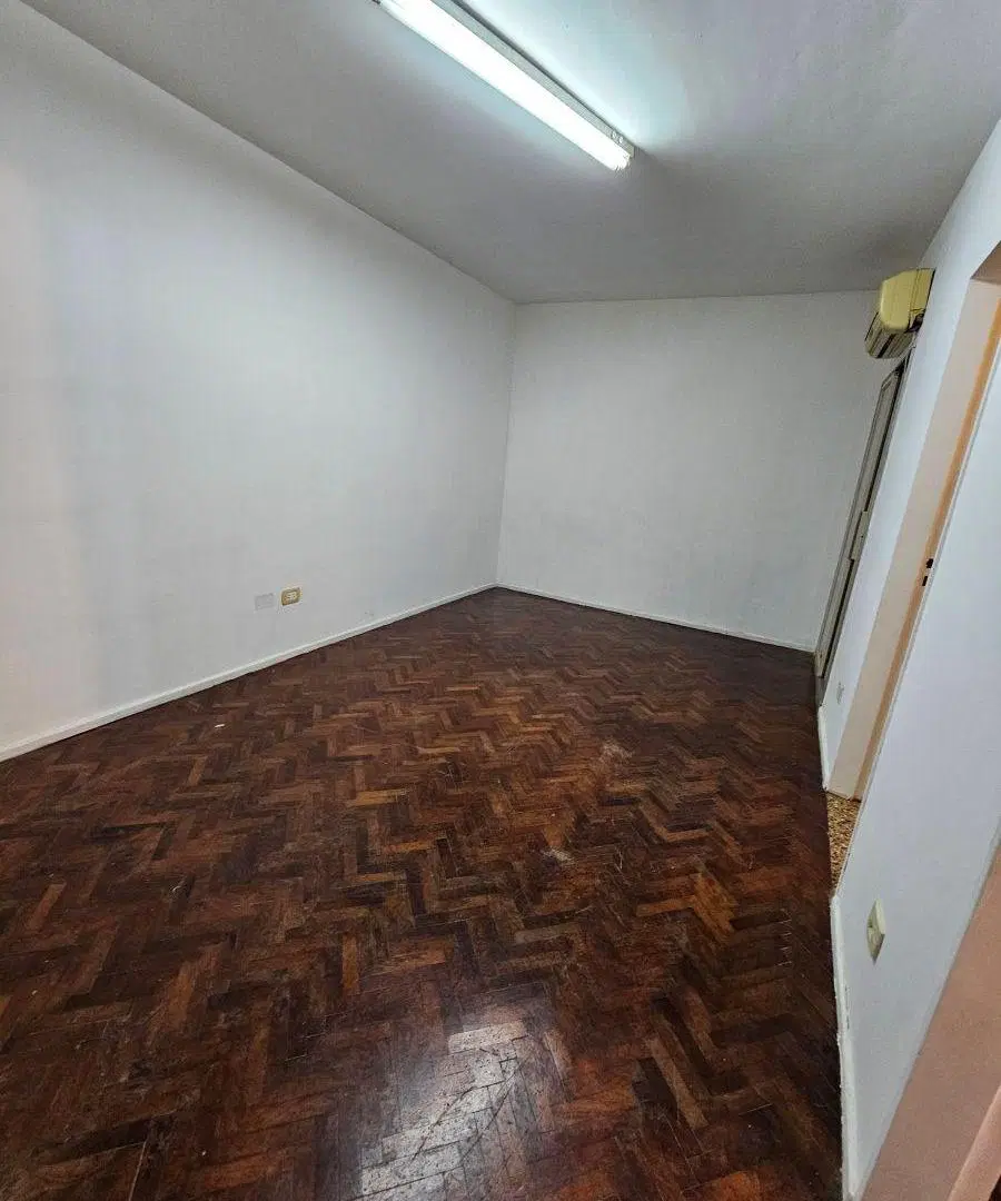 Dpto monoambiente con balcón semi piso excelente ubicación 4