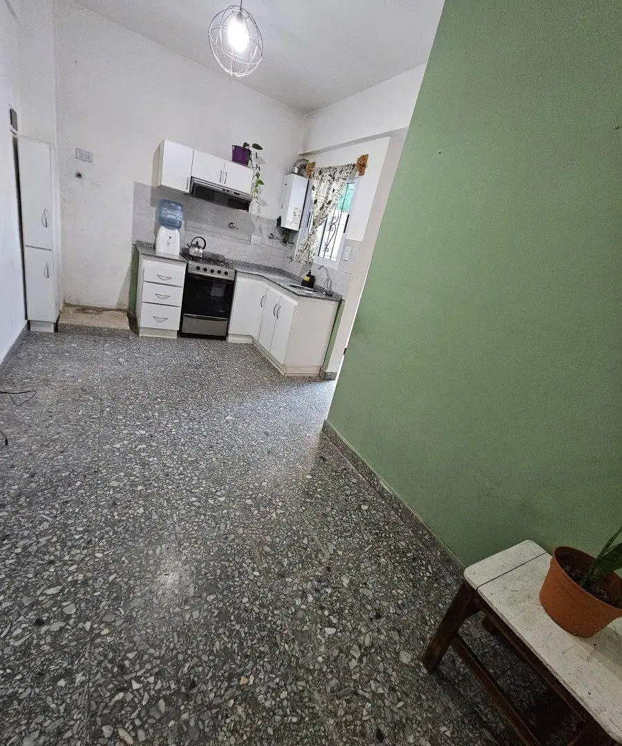 Depto 2 Amb, 1 Piso por Escalera. Patio C/lavadero. Placard. Luminoso. Reafacc. Buena Ubic. 8