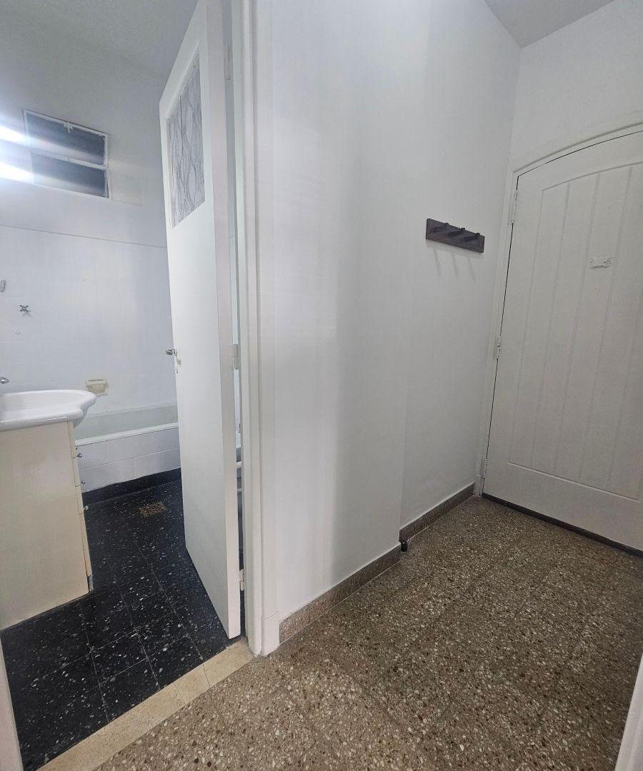 Foto de Depto Monoambiente, Exc Ubicación, Al Frente y Luminoso, con Patio., imagen 3