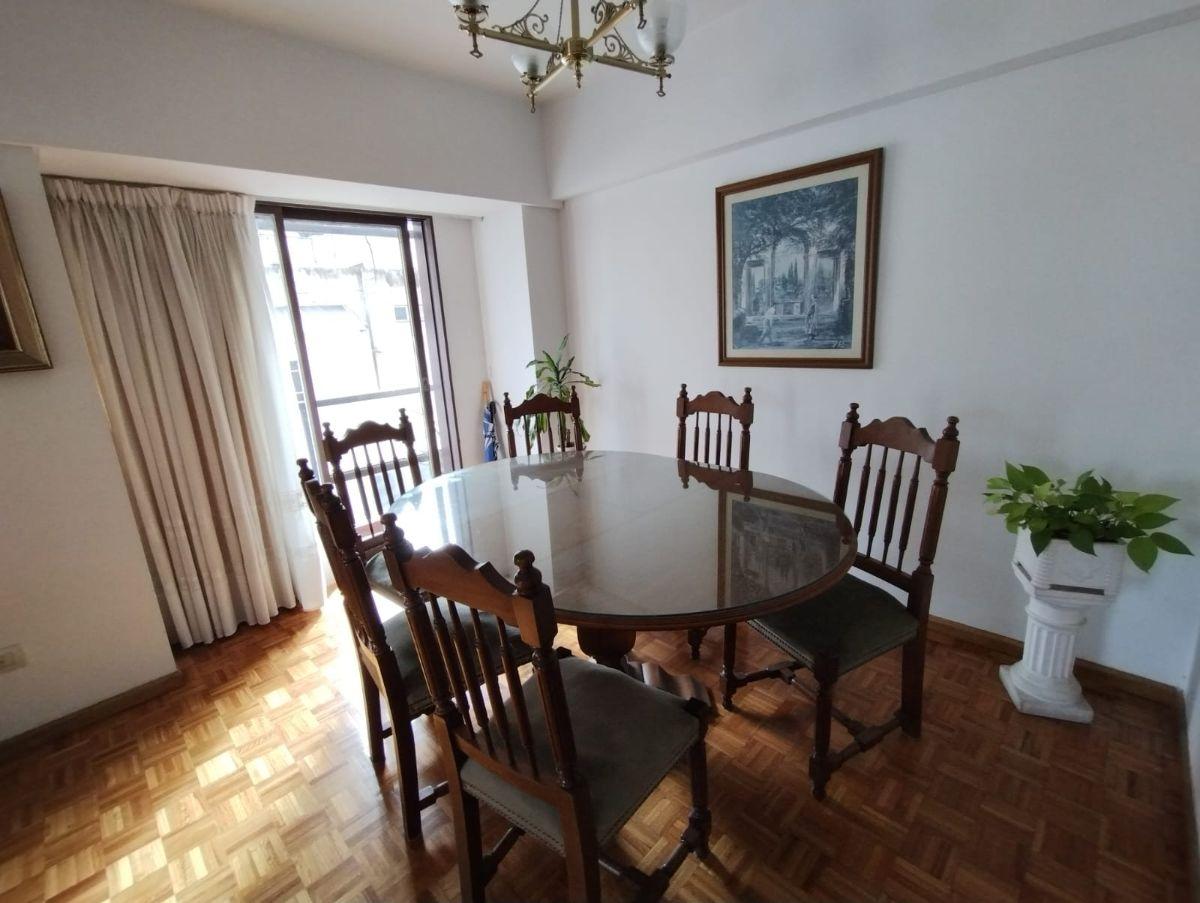 3 ambientes de categoría en piso alto. Cochera fija cubierta. Edificio con seguridad y amenities