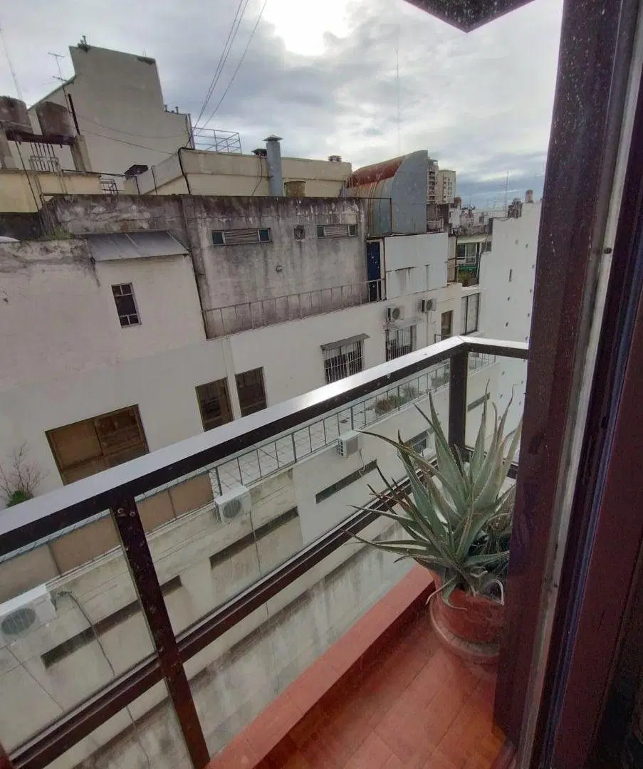 3 ambientes de categoría en piso alto. Cochera fija cubierta. Edificio con seguridad y amenities 4