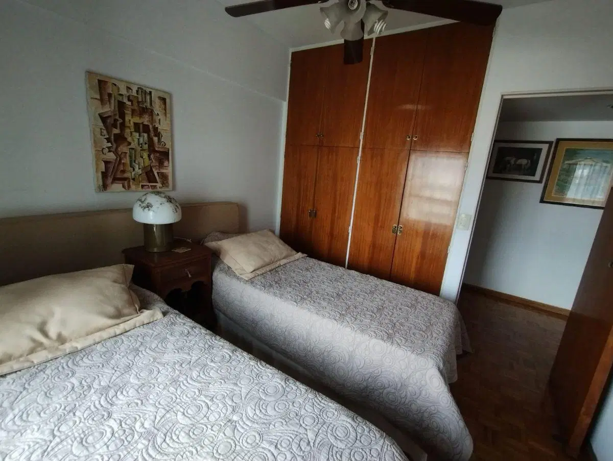 3 ambientes de categoría en piso alto. Cochera fija cubierta. Edificio con seguridad y amenities 4