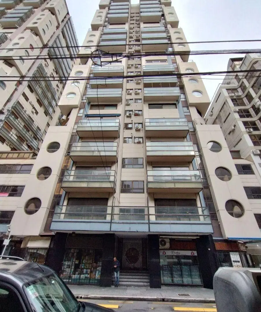 3 ambientes de categoría en piso alto. Cochera fija cubierta. Edificio con seguridad y amenities 5