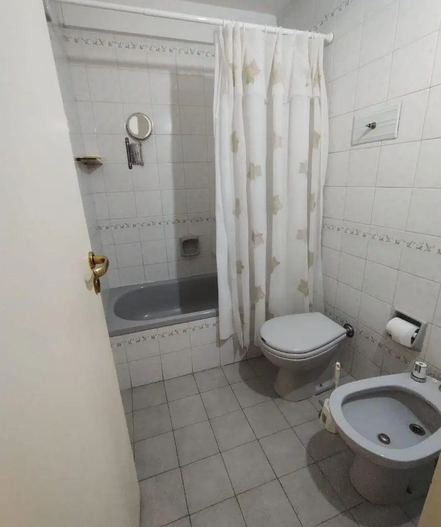 3 ambientes de categoría en piso alto. Cochera fija cubierta. Edificio con seguridad y amenities 2