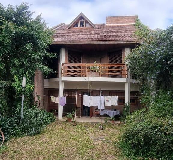 Chalet Avellaneda centro. Cinco ambientes con jardin.  2