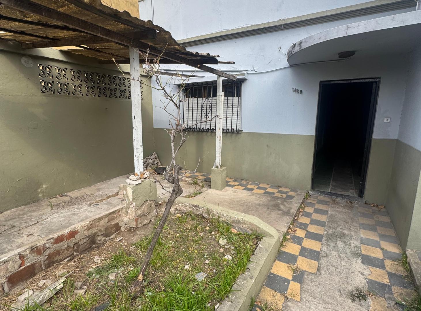 Casa sobre lote propio a refaccionar. Avellaneda. 8,66 x 28