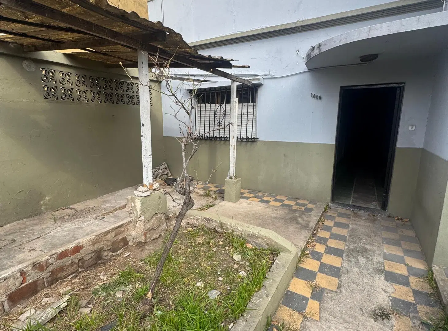 Casa sobre lote propio a refaccionar. Avellaneda. 8,66 x 28 1