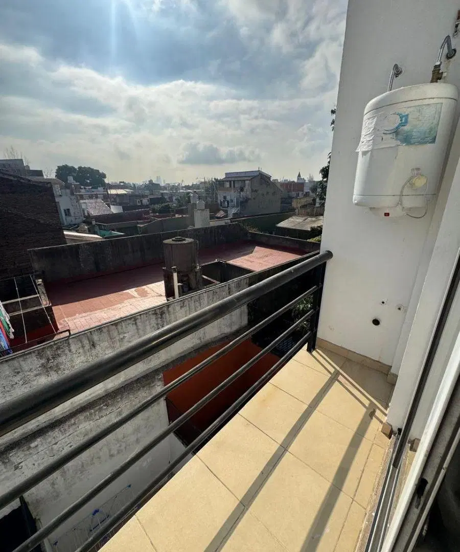 Monoambiente dividido con balcón al contrafrente en crucecita 2