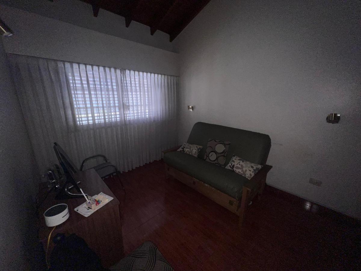 EXCELENTE CASA 3 AMB CON PATIO, AMPLIO QUINCHO Y COCHERA, A MTS DE AV. YRIGOYEN