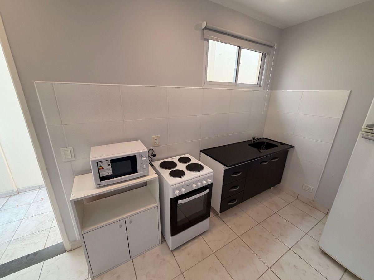 Foto de HERMOSO MONOAMBIENTE TOTALMENTE AMOBLADO Y EQUIPADO,EN EXCELENTE UBICACIÓN, A METROS DE AV. YRIGOYEN, imagen 4