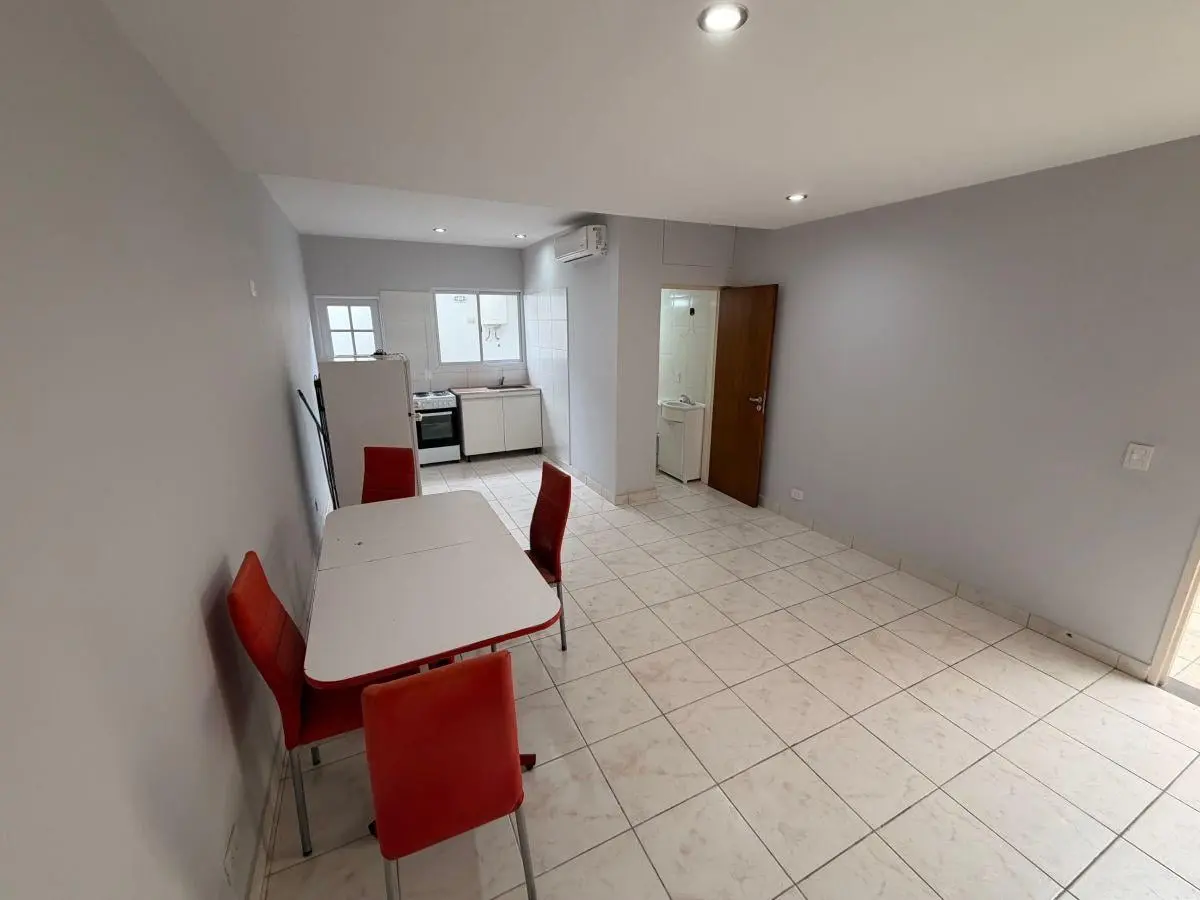 EXCELENTE MONOAMBIENTE CON PEQUEÑO PATIO, TOTALMENTE AMOBLADO Y EQUIPADO, A METROS DE AV. YRIGOYEN 2