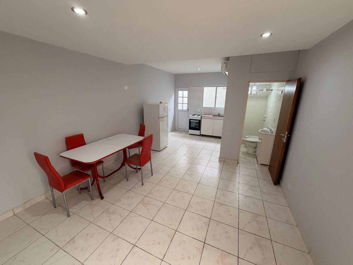 EXCELENTE MONOAMBIENTE CON PEQUEÑO PATIO, TOTALMENTE AMOBLADO Y EQUIPADO, A METROS DE AV. YRIGOYEN