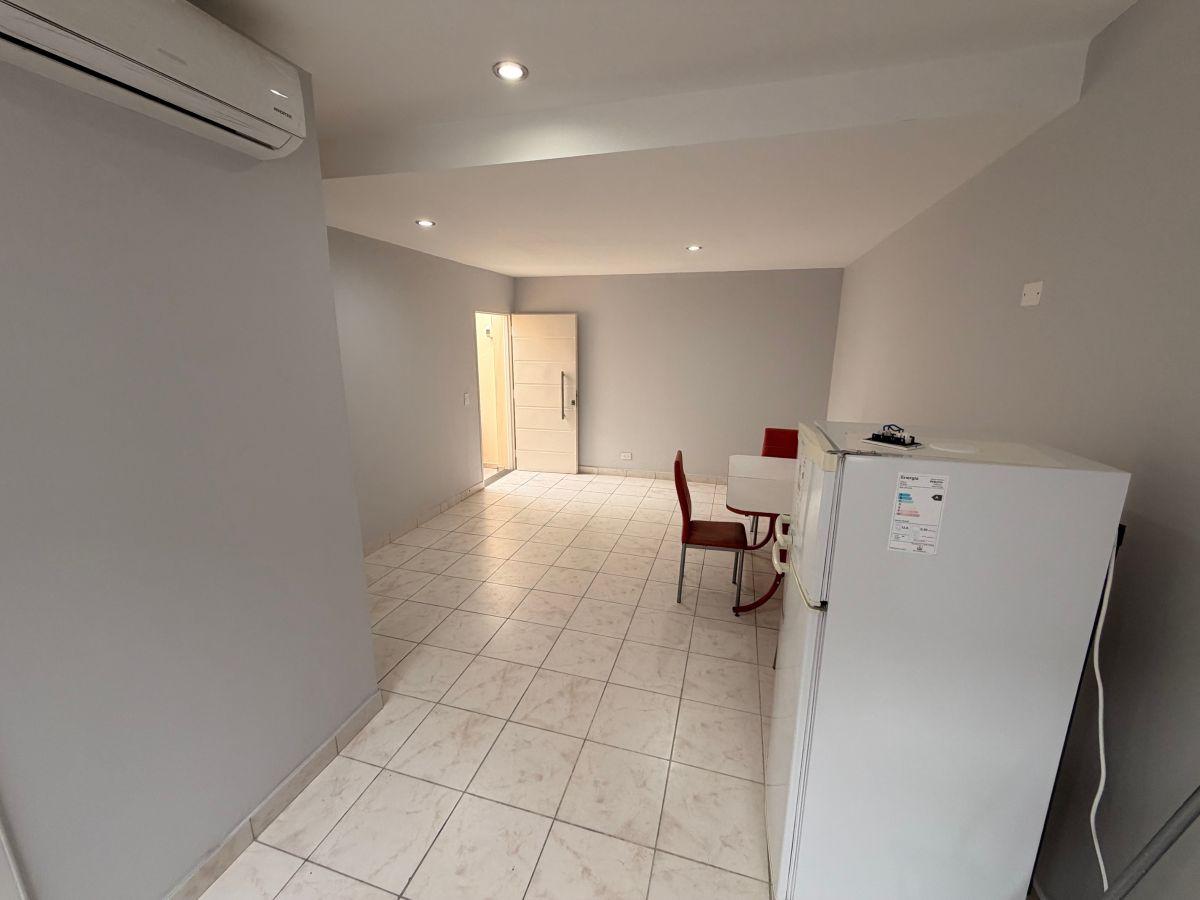 Foto de EXCELENTE MONOAMBIENTE CON PEQUEÑO PATIO, TOTALMENTE AMOBLADO Y, imagen 5