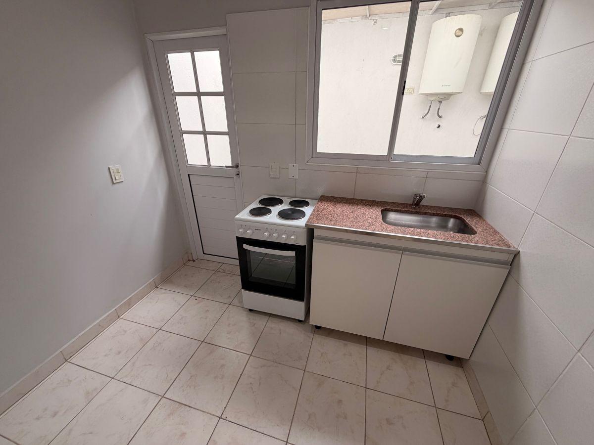 Foto de EXCELENTE MONOAMBIENTE CON PEQUEÑO PATIO, TOTALMENTE AMOBLADO Y, imagen 4